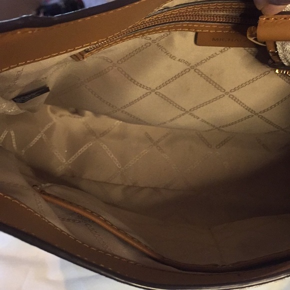 Michael Kors Lillian Vanilla Medium Shoulder Bag - Picture 10 of 17